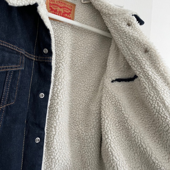 Levi's Sherpa Trucker Style Denim Jacket Dark Wash (New) - Picture 5 of 5